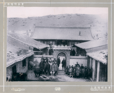 清代北方宅院合影1張，尺寸為226×166mm，張貼于硬卡紙上，其上宅院為四合院，垂花門、庭院、正房均立有民眾，背有法文說明；源于海外回流，保存較佳，敬請預覽