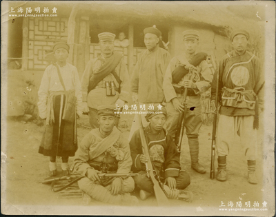 清代（1905年）“日俄戰爭時期”歷史老照片1張，尺寸126×100mm，背面記錄各合影者姓名，且注有“明治卅八年六月九日征露途次，盛京省大圍場西豐縣金塞分溝紀念撮影”等墨字；源于海外回流，保存甚佳，敬請預覽