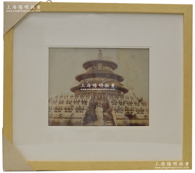 清末“北洋新軍天壇合影”大型歷史老照片1張，照片實際尺寸約270×205mm，其祈年殿下正中為“練兵大臣鐵良”（宗社黨領袖，曾協助袁世凱創立北洋新軍）；此乃見證清末新軍之重要歷史影像，罕見，中有缺損，已木質鏡框裝幀，敬請預覽