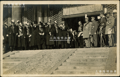 1918年11月18日“慶祝一戰勝利大總統徐世昌故宮演講”歷史老照片1張，尺寸137×87mm，其正中為大總統徐世昌，左邊為各國駐華公使，右邊分別為外交總長王正廷、陸軍總長靳云鵬、總理段祺瑞等；時值一戰勝利，中國作為協約國成員，曾派遣14萬名中國勞工奔赴歐洲戰場，為表慶祝，大總統徐世昌在紫禁城太和殿舉辦的勝利慶典上發表演講，并舉行閱兵式；保存甚佳，敬請預覽