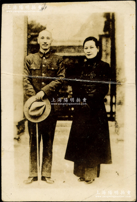 民國時期“蔣介石、宋美齡夫妻合影”原版歷史老照片1張，尺寸57×85mm，似抗戰時期攝于重慶，在四川資中縣檔案館亦珍藏有相同者；罕見且保存較佳，敬請預覽