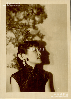 民國著名電影女明星“梅琳”老照片1張，尺寸120×166mm；梅琳生于1915年，1935年進入聯華影業公司開始其電影生涯，其處女作是《無愁君子》女主角，因容貌酷似阮玲玉倍受影迷追捧；保存甚佳，敬請預覽
