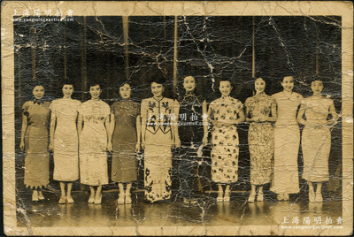 1949年7月7日香港“長城影業公司成立十大女明星銀幕剪彩”老照片式明信片1張，尺寸130×87mm，其上明星從左起依次為王丹鳳、白光、李麗華、周璇、胡蝶、陳云裳、陳娟娟、孫景路、羅蘭、龔秋霞，背有說明文字；該公司乃香港電影史上的“新長城”，保存甚可，敬請預覽