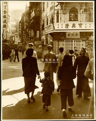民國時期“老上海錢莊銀號街景”大型歷史老照片1張，尺寸198×252mm，其照片場景或攝于老上海四馬路至天津路一帶，其上有“寶興隆”、“生益銀號”、“利亨金銀找換”等諸多錢莊銀號之招牌；源于蘇州某家族之遺存，保存極佳，敬請預覽和重視