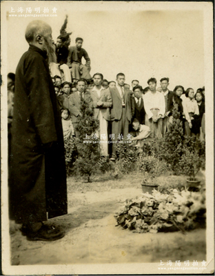 民國卅五年（1946年）“沈鈞儒講話”原版歷史老照片1張，尺寸45×58mm，背有“老當益壯的沈鈞儒先生”字樣，并注明拍攝日期，沈鈞儒曾是中國民主同盟創始人之一兼中央主席；保存甚佳，敬請預覽