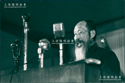 1949年9月21日“中國民主同盟（簡稱民盟）主席張瀾在第一屆中國人民政治協商會議開幕式上講話”歷史老照片1張，尺寸138×91mm，背有批注文字，保存甚佳，敬請預覽