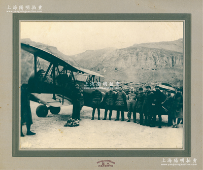1937年3月“西安事變和平解決后，周恩來回到延安，毛澤東等親自到機場迎接”大型歷史老照片1張，照片實際尺寸約275×215mm，其上左起為博古、張聞天、毛澤東、周恩來、彭德懷、林伯渠和蕭勁光，裝幀于“生昌·北平東安市場內”照相館硬卡中；時1936年12月12日西安事變爆發后，12月17日周恩來前往西安，在極端復雜而艱難的環境中推動西安事變和平解決，促成了國共合作、團結抗日的新