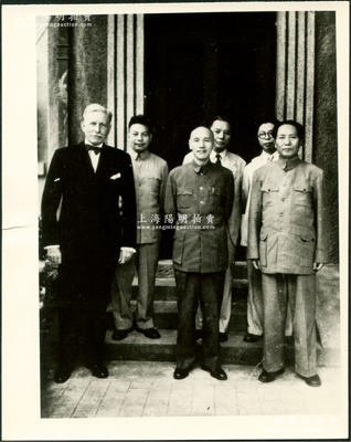 1945年“重慶談判”老照片1張，屬新華社舊藏之新聞照，尺寸102×129mm，其上人物右起為毛澤東、王世杰、張群、蔣介石、蔣經國、赫爾利（時任美國駐華大使）6人，保存甚佳，敬請預覽