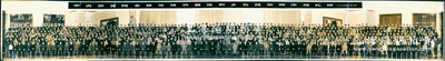 1984年“中央領導同志接見勞動模范和少數民族國慶觀禮團”長卷式歷史老照片1張，尺寸1454×196mm，其首排正中為鄧小平，兩邊有葉劍英、鄧穎超、李先念、王震、萬里、楊尚昆、胡耀邦、趙紫陽、彭真、烏蘭夫、楊得志、宋任窮、習仲勛、喬石、李鵬等諸多中央領導；保存甚佳，敬請預覽