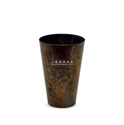 民國時期“上海工部局”贈紀念小銀杯1個，高度約55mm，口徑約35mm，上刻有工部局標志；源于海外回流，少見且保存甚佳，敬請預覽