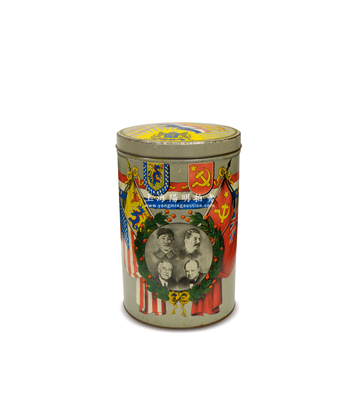 1945年“二戰勝利同盟國”紀念鐵皮罐1個，尺寸頗大，直徑160mm×高240mm，筒身繪有彩色“蔣介石、斯大林、羅斯福、丘吉爾”四大巨頭照片、各同盟國國旗國徽等圖案及“1939-1945”年份；此乃紀念二戰勝利之歷史實物，形制美觀，可適用於展覽和館藏；源于海外回流，保存甚佳，敬請預覽