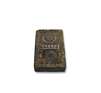 傳統老硯臺1塊，尺寸195×125×44mm，上刻“壽福昌永”字樣，整面篆刻雕花，形制大氣，保存尚佳，敬請預覽
