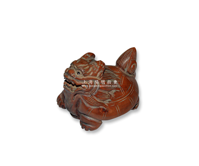 清代木雕“赑屃”擺件1個，似為黃楊木，造型美觀，小巧可愛；赑屃為傳說中龍之九子之一，又名霸下，形似龜，好負重；保存甚佳，敬請預覽