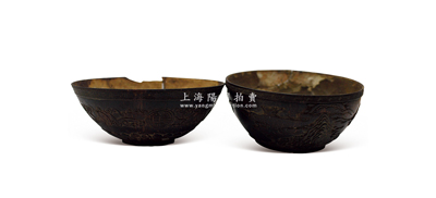 清代椰雕碗2個，碗以椰殼雕制而成，外壁采用壓地隱起技法分別雕刻四福圖和風景圖花葉圖，形象逼真，圖案美觀，但因年代久遠，碗底已脫落；源于京城古玩名家駱澤民先生之遺存，殘次品，敬請預覽