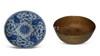 清代青花瓷盤及銅碗共2件，詳分：①青花瓷盤1個，直徑約175mm，上繪花卉圖，底有款；②圓形銅碗1個，直徑約185mm；保存尚佳，敬請預覽