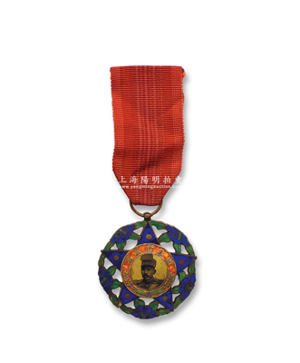 民國時期“湖北督軍蕭（耀南）”獎章1枚，銅質琺瑯彩，上有蕭耀南戎裝像，附紅色綬帶；保存較佳，敬請預覽