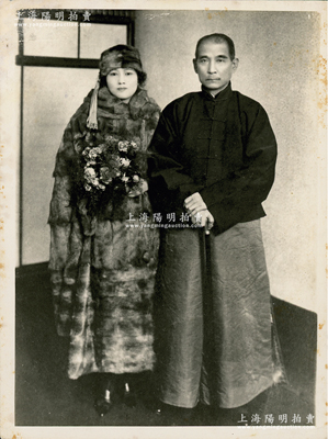 1924年“孫中山先生與夫人宋慶齡合影”歷史老照片1張，此照片攝于日本神戶，時1924年11月10日孫中山發表《北上宣言》,13日乘坐永豐艦從廣東出發，14日到香港，17日抵上海，21日離開上海，至23日抵達日本長崎，24日到神戶，至30日離開日本，12月4日到天津，最終至北京；此照片背有說明文字，且蓋“上海人民美術出版社藏書”章，保存甚佳，敬請預覽