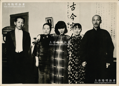 1930年“蔣介石在私邸接見張學良夫婦”歷史老照片1張，尺寸163×118mm，其上左起為張學良、宋藹齡、于鳳至、宋美齡和蔣介石，背有說明文字；罕見且保存甚佳，敬請預覽
