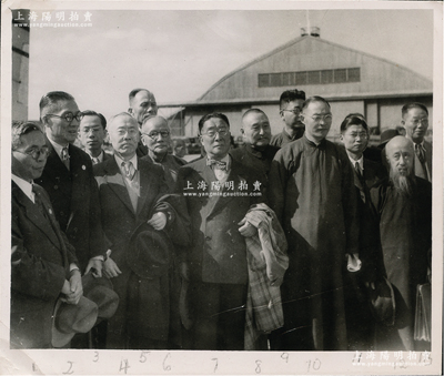 1946年“國民政府代表等到南京機場歡迎和平代表團”合影1張，尺寸119×101mm，其上左起為外交部長王世杰、國民黨秘書長吳鐵城、楊浚明、張君勱、雷震、徐傅霖、胡政之、黃炎培、余家菊、蔣勻田、陳家康（共產黨代表）、沈鈞儒、羅隆基，背有說明文字；此照片乃中國近現代史之重要影像，可適用于展覽和館藏，保存甚佳，敬請預覽
