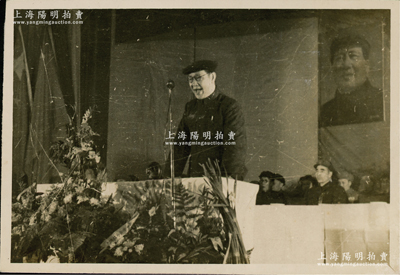 解放初期“程潛副主席講話”歷史老照片1張，尺寸114×77mm，由著名攝影家鄭景康（《盛世危言》鄭觀應之子）所攝；程潛將軍自湖南“和平起義”后，從1954年起出任新中國國防委員會副主席、民革中央副主席等職，此照片或攝于國防會議上；背有說明文字，且蓋“上海人民美術出版社藏書”章，保存甚佳，敬請預覽