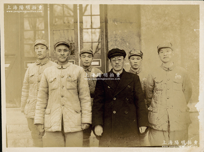 解放戰爭時期“康生與第三野戰軍來賓合影”歷史老照片1張，尺寸126×94mm，其上人物右起分別為劉立封、孫云亭、康生、宋啟鶴、魏來國、褚幹臣，時康生任中共中央山東分局書記兼山東省人民政府主席；其照片背面有說明文字，且蓋“上海人民美術出版社藏書”章，保存甚佳，敬請預覽