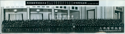 1965年12月25日“黨和國家領(lǐng)導同志與第十二次全國糧油工業(yè)會議、全國糧食科研設(shè)計工作會議全體同志合影”長卷式歷史老照片1張，尺寸720×198mm，其首排正中為朱德、鄧小平、李富春等多位中央領(lǐng)導；保存較佳，敬請預覽