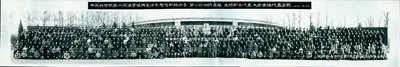 1971年3月“中國科學院第二次活學活用毛澤東思想積極分子、第一次四好連隊、五好職工代表大會全體代表合影”長卷式歷史老照片1張，尺寸1240×208mm，其正中坐者為中科院院長郭沫若；保存較佳，敬請預覽