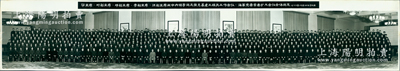 1977年10月24日“華主席、葉副主席、鄧副主席、李副主席、汪副主席和中央領(lǐng)導同志接見基建工程兵工作會議、海軍黨委常委擴大會議全體同志”長卷式合影歷史老照片1張，尺寸1150×200mm，其首排正中為華國鋒、葉劍英、鄧小平、李先念、汪東興、徐向前、蘇振華等諸多中央領(lǐng)導；保存甚佳，敬請預覽