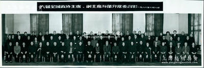 1988年3月8日“六屆全國政協(xié)主席、副主席與部分常委合影”長卷歷史老照片1張，尺寸585×198mm，其上均為當時政協(xié)之最著名人物，包括主席鄧穎超、副主席楊靜仁、劉瀾濤、錢昌照、錢學森、錢偉長、朱光潛、趙樸初、雷潔瓊等，極為難得，保存甚佳，敬請預覽