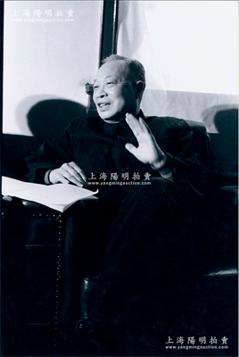 中國原子能科學事業(yè)創(chuàng)始人、著名核物理學家“錢三強先生”特大型照片1張，尺寸253×378mm，由新華社攝影記者李基祿所攝，保存甚佳，敬請預覽
