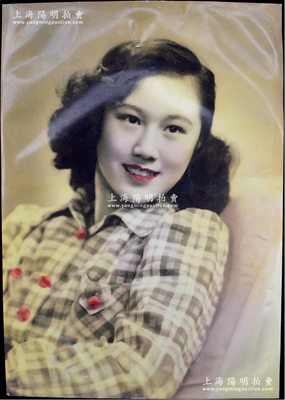 民國時期上海良友影迷社“女明星”手工上色大型老照片1張，尺寸290×405mm，右下角和背面均有良友影迷社戳記，其人物芳名待考，保存甚佳，敬請預覽