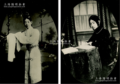著名京劇大師“梅蘭芳”早期劇照共2張不同，大型180×256mm和202×284mm，此種劇照形象極為少見，昔年乃攝于民國時期；保存甚佳，敬請預覽