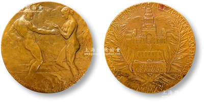 1915年（美國）巴拿馬太平洋萬國博覽會（即舊金山世博會）大型“金質獎章（Medal of Award，又稱大獎章）”1枚，直徑70mm，原銅質鍍金，正面為一對漫步海上的男女，下面一行拉丁文，意為“兩岸之間的神圣聯盟”，背面為博覽會中心建筑寶石大廈；源于海外回流，少見，保存尚佳，敬請預覽