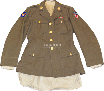 抗戰時期“飛虎隊”軍官級軍服1件（并附帶襯衣1件），軍綠色，雙肩佩戴有美國與當時國民政府共頒的袖標及飛虎標志，紐扣上均有美國國徽，十分精致；源于美國回流，保存甚佳，敬請預覽