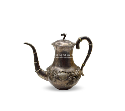 民國時期“上海工部局”大型銀壺1個，高度約190mm，壺身有盤龍圖和工部局標志，形制頗為美觀，保存甚佳，敬請預覽