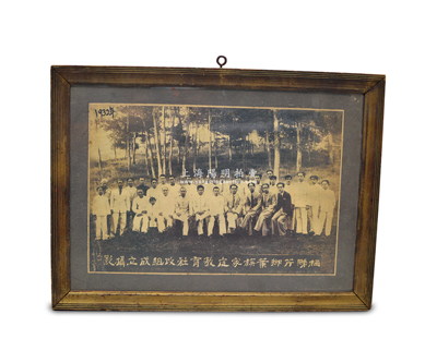 民國廿一年（1932年）“梅縣芹鄉葉族家庭教育社改組成立攝影”大型歷史老照片1張，照片實際尺寸為305×205mm，著名十大元帥葉劍英即出自廣東梅縣葉氏家族，保存甚佳，敬請預覽