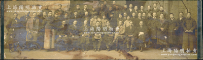 民國早期“中華醫(yī)學(xué)會”合影老照片1張，尺寸280×85mm，其第一排右起第2位為顏福慶（近代著名醫(yī)學(xué)教育家）、第3位為伍連德（廣東臺山籍華僑、中國衛(wèi)生防疫事業(yè)創(chuàng)始人）、第4位為刁信德（圣約翰大學(xué)醫(yī)學(xué)院院長），第5位為俞鳳賓（中華醫(yī)學(xué)會創(chuàng)建者之一）、第6位為牛惠霖（中國紅十字會總醫(yī)院院長）、第8位為牛惠生（著名骨科專家）；此照片意義厚重，堪稱難得之歷史影像，保存尚佳，敬請預(yù)覽和珍