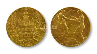 1915年（美國(guó)）巴拿馬太平洋萬(wàn)國(guó)博覽會(huì)（即舊金山世博會(huì)）“金質(zhì)獎(jiǎng)?wù)隆?枚，直徑70mm，銅質(zhì)鍍金，正面為一對(duì)漫步海上的男女，下面一行拉丁文，意為“兩岸之間的神圣聯(lián)盟”，背面為博覽會(huì)中心建筑寶石大廈；源于海外回流，少見(jiàn)，保存甚佳，敬請(qǐng)預(yù)覽