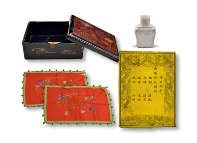 清代民國雜項(xiàng)4件，詳分：①同治九年（1870年）“御制棉花詩圖”1張，黃布雙龍圖，形制美觀；②民國漆盒1個(gè)，繪有蘭花、野鶴、團(tuán)扇、折扇圖；③小瓷瓶1個(gè)；④民國繡花枕套1對；源于著名錢幣收藏家駱澤民先生之遺存，保存尚佳，敬請細(xì)覽