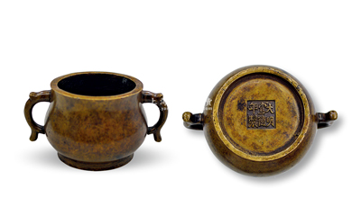 清代“大明宣德年制”款雙耳銅香爐1件，高約80mm，長約140mm，爐口直徑約97mm；俗稱“宣德爐”，明宣德朝鑄銅爐多仿商周銅鼎樣式，此為清代仿宣制品，造型古樸雅致，保存較佳，敬請預(yù)覽