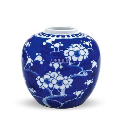 清代青花“梅花”瓷罐1件，高115mm，器形渾圓飽滿，色彩濃艷明麗，保存甚佳，敬請預(yù)覽