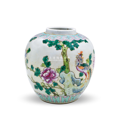 清代粉彩瓷罐1件，高126mm，白底彩釉，其上繪有鳳穿牡丹圖，色彩明麗，保存甚佳，敬請預(yù)覽