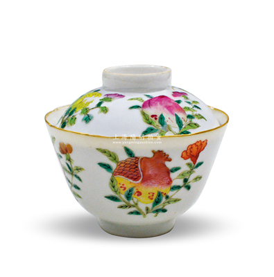清代粉彩茶碗1件，底有“造辦處制”款，口徑100mm，碗口描金，上為三多五福圖（以佛手瓜、壽桃、石榴圖寓意多福、多壽、多子），色澤艷麗，形制美觀，保存甚佳，敬請預(yù)覽