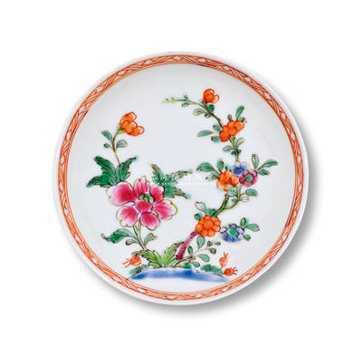 清代粉彩小碟1件，淺腹圈足底，直徑90mm，內(nèi)繪花卉圖，保存甚佳，敬請預(yù)覽