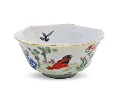 清代粉彩“大雞”碗1件，口徑180mm，碗口描金，外壁繪公雞、花枝圖，內(nèi)繪壽桃、燕子圖，色彩艷麗，保存尚佳，敬請預(yù)覽