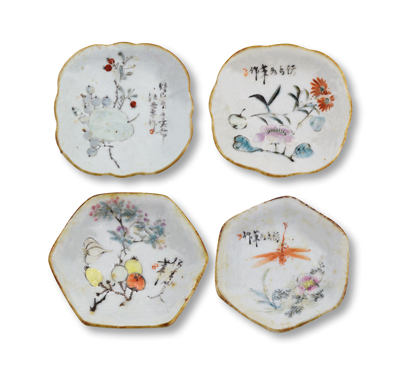 清代粉彩文房筆掭共4件，淺腹高足，其中3件直徑為80mm、1件為95mm，底款有“官窯內(nèi)造”等字，圖案美觀，保存甚佳，敬請預(yù)覽