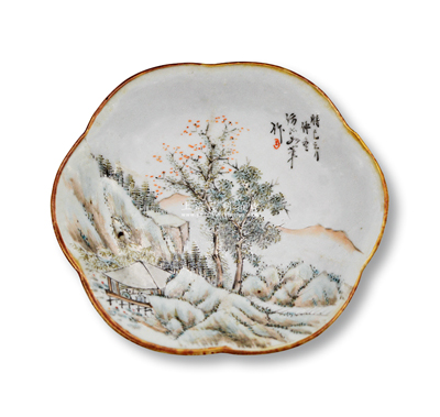 清代粉彩“山水人物圖”瓷托盤1件，梅花形淺腹高足，直徑163mm，外壁繪有竹葉，底有“官窯內(nèi)造”款，若裝飾鏡框懸掛十分雅觀，保存甚佳，敬請預(yù)覽