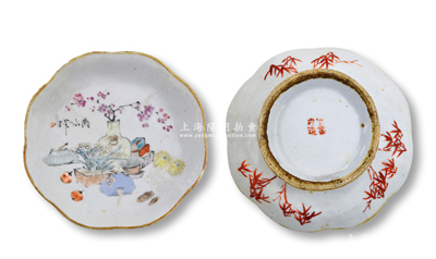 清代粉彩“博古圖”瓷托盤1件，梅花形淺腹高足，直徑163mm，外壁繪有竹葉，底有“官窯內(nèi)造”款，若裝飾鏡框懸掛十分雅觀，保存甚佳，敬請預(yù)覽