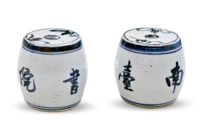 清代“南臺書院”鼓形瓷質(zhì)“香插”一對共2件，中有插孔，用于科舉考試之焚香計時（古人有“一炷香”之謂）；南臺書院位于湖南瀏陽，乃元代邑人梁子真建，期間出現(xiàn)有歐陽元、何元同、彭宗復(fù)等十四位進士；保存甚佳，敬請預(yù)覽