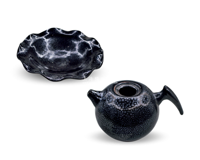 民國黑釉油滴茶壺、托盤一套共2件，壺身高度90mm，盤口直徑174mm，其黑底上呈現(xiàn)點狀銀色油滴斑自然明顯，保存較佳，敬請預(yù)覽